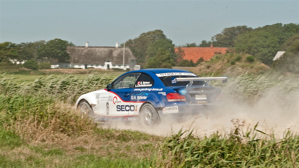 Kim Bojsen og Louise Bang Christiansen har i den hurtige BMW kørt sig i stilling til 3. pladsen i Autoplus Dansk Superrally. De kunne allerede i 5. afd. af DM kåres som Danmarksmestre i den skrappe klasse 5.
(Foto: ralllypics.dk – Viggo Johansen)